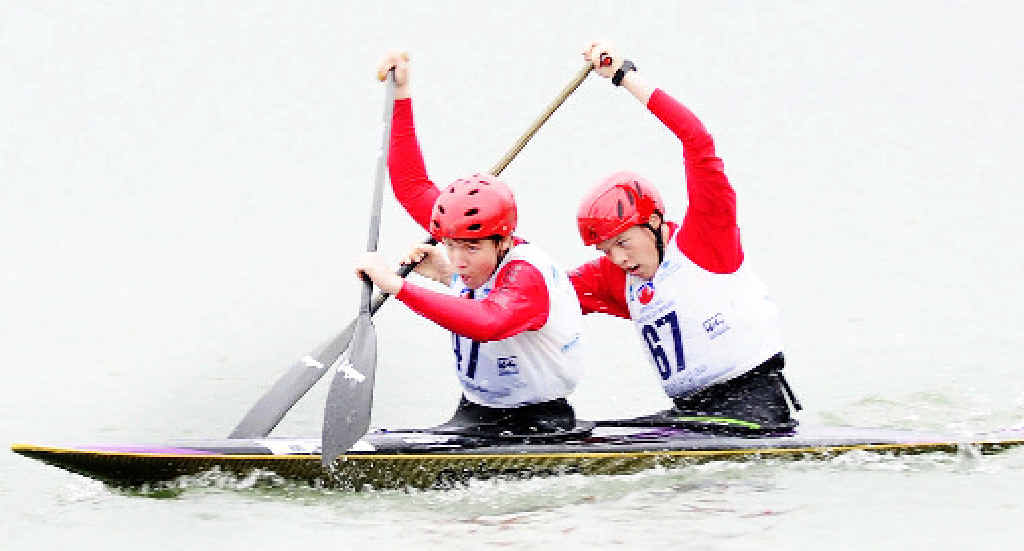 LOCAL HOPE: Sebastian and Clayton Young paddle towards a silver medal at the National Schools Slalom Championships in January. Sebastian (left) is hoping to defend his Junior Champion title at this weekend’s NSW All Schools. PHOTO: CONTRIBUTED LOCAL HOPE: Sebastian and Clayton Young paddle towards a silver medal at the National Schools Slalom Championships in January. Sebastian (left) is hoping to defend his Junior Champion title at this weekend’s NSW All Schools. PHOTO: CONTRIBUTED